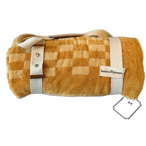 Business & Pleasure Co Luxury Holiday Beach Blanket Checkered Caramel 68"x68" - Picture 2 of 6